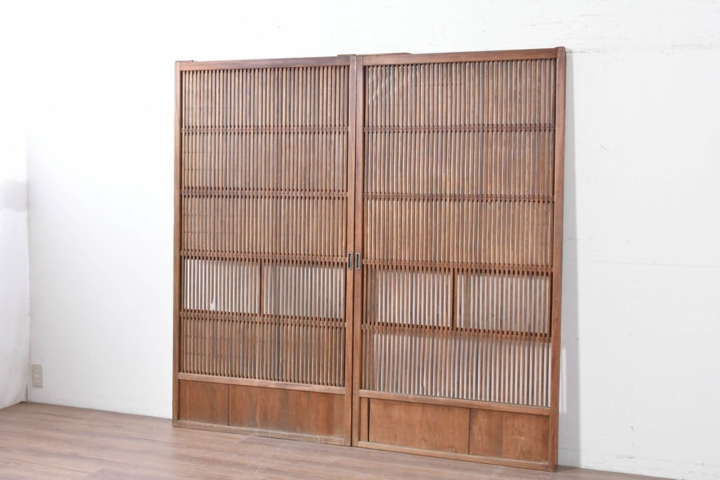 アンティーク建具　昭和初期　裏障子・裏ガラス付き　すっきりとした細身の桟が美しい格子戸2枚セット　(R-086766)