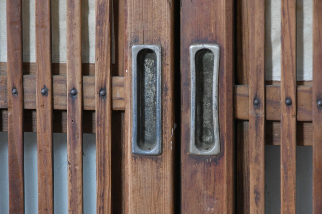 アンティーク建具　昭和初期　裏障子・裏ガラス付き　すっきりとした細身の桟が美しい格子戸2枚セット　(R-086766)