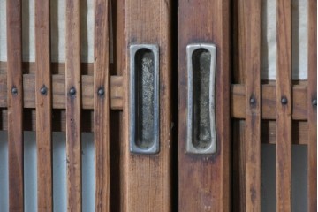 アンティーク建具　昭和初期　裏障子・裏ガラス付き　すっきりとした細身の桟が美しい格子戸2枚セット　(R-086766)