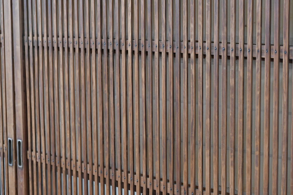 アンティーク建具　昭和初期　裏障子・裏ガラス付き　すっきりとした細身の桟が美しい格子戸2枚セット　(R-086766)