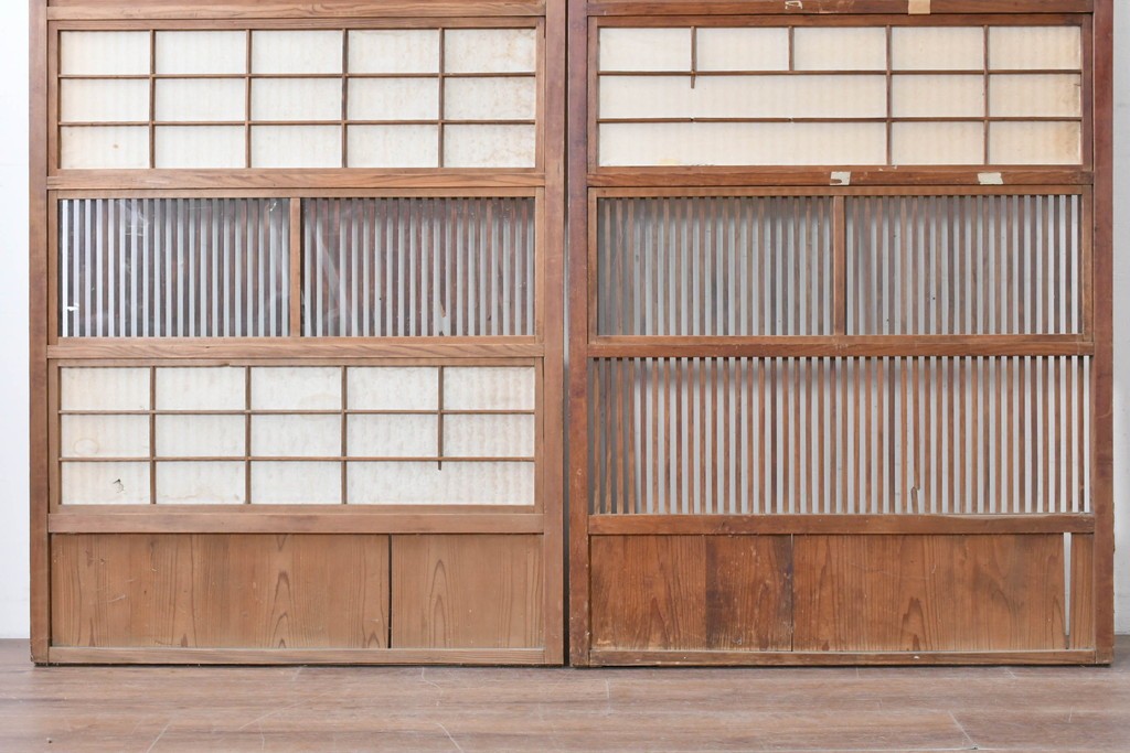 アンティーク建具　昭和初期　裏障子・裏ガラス付き　すっきりとした細身の桟が美しい格子戸2枚セット　(R-086766)