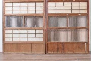 アンティーク建具　昭和初期　裏障子・裏ガラス付き　すっきりとした細身の桟が美しい格子戸2枚セット　(R-086766)