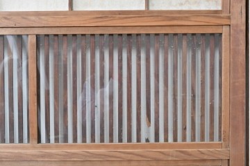 アンティーク建具　昭和初期　裏障子・裏ガラス付き　すっきりとした細身の桟が美しい格子戸2枚セット　(R-086766)