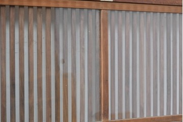 アンティーク建具　昭和初期　裏障子・裏ガラス付き　すっきりとした細身の桟が美しい格子戸2枚セット　(R-086766)