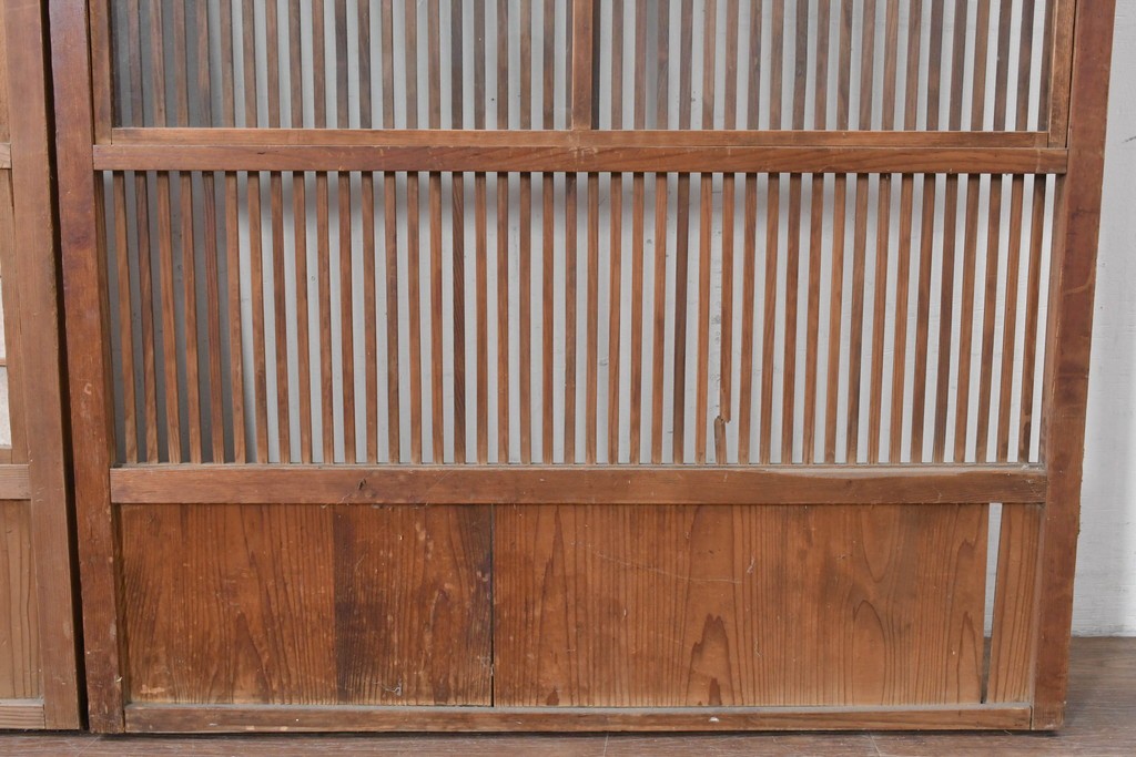 アンティーク建具　昭和初期　裏障子・裏ガラス付き　すっきりとした細身の桟が美しい格子戸2枚セット　(R-086766)