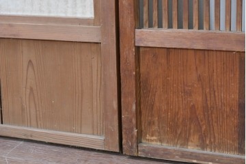 アンティーク建具　昭和初期　裏障子・裏ガラス付き　すっきりとした細身の桟が美しい格子戸2枚セット　(R-086766)