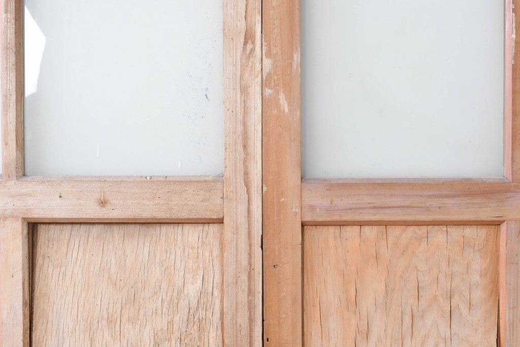 アンティーク建具　昭和初期から中期　彩光ガラス入りの木製引き戸2枚セット　(R-086767)