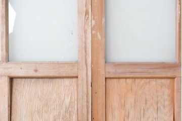 アンティーク建具　昭和初期から中期　彩光ガラス入りの木製引き戸2枚セット　(R-086767)