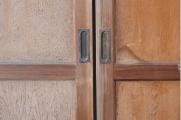 アンティーク建具　昭和初期から中期　ツートンカラー　彩光ガラス入りの引き戸2枚セット　(R-086768)