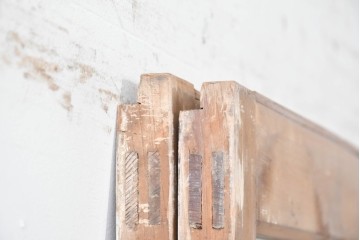 アンティーク建具　昭和初期から中期　ツートンカラー　彩光ガラス入りの引き戸2枚セット　(R-086768)