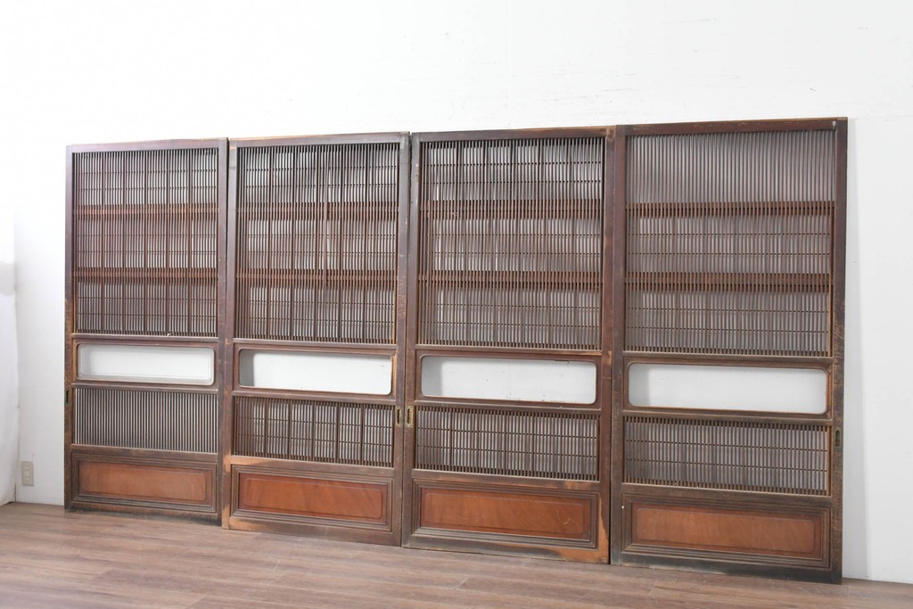 アンティーク建具　大正から昭和初期　腰板欅(ケヤキ)材　上手物!!　丸みのある縦桟のやわらかな表情が魅力の裏障子付き格子戸4枚セット　(R-086770)