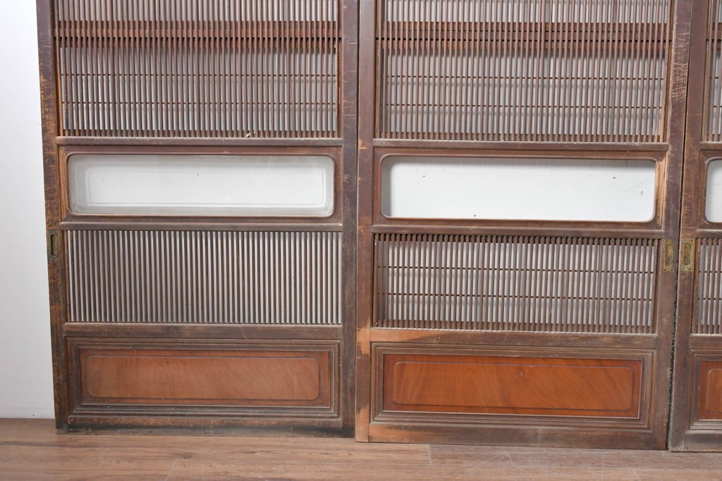 アンティーク建具　大正から昭和初期　腰板欅(ケヤキ)材　上手物!!　丸みのある縦桟のやわらかな表情が魅力の裏障子付き格子戸4枚セット　(R-086770)