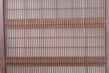 アンティーク建具　大正から昭和初期　腰板欅(ケヤキ)材　上手物!!　丸みのある縦桟のやわらかな表情が魅力の裏障子付き格子戸4枚セット　(R-086770)