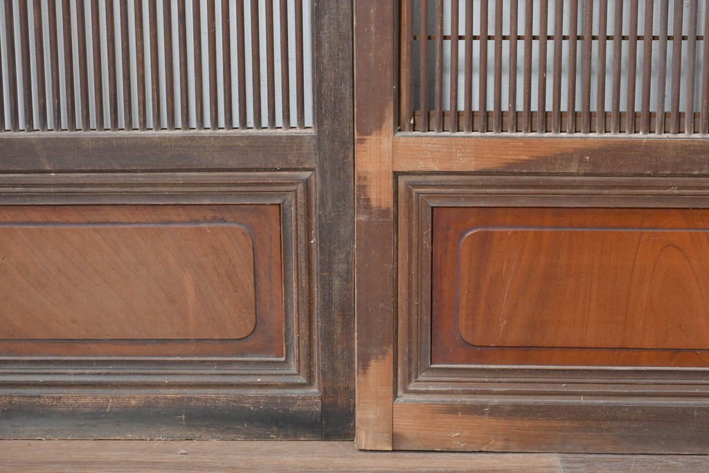 アンティーク建具　大正から昭和初期　腰板欅(ケヤキ)材　上手物!!　丸みのある縦桟のやわらかな表情が魅力の裏障子付き格子戸4枚セット　(R-086770)