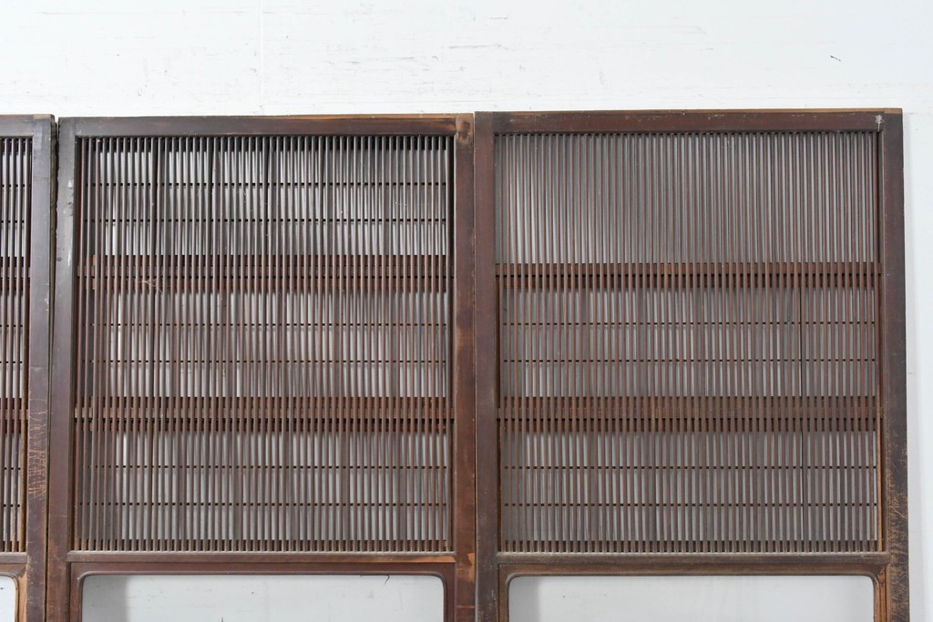 アンティーク建具　大正から昭和初期　腰板欅(ケヤキ)材　上手物!!　丸みのある縦桟のやわらかな表情が魅力の裏障子付き格子戸4枚セット　(R-086770)