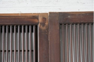 アンティーク建具　大正から昭和初期　腰板欅(ケヤキ)材　上手物!!　丸みのある縦桟のやわらかな表情が魅力の裏障子付き格子戸4枚セット　(R-086770)