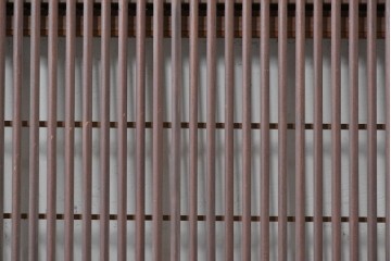 アンティーク建具　大正から昭和初期　腰板欅(ケヤキ)材　上手物!!　丸みのある縦桟のやわらかな表情が魅力の裏障子付き格子戸4枚セット　(R-086770)