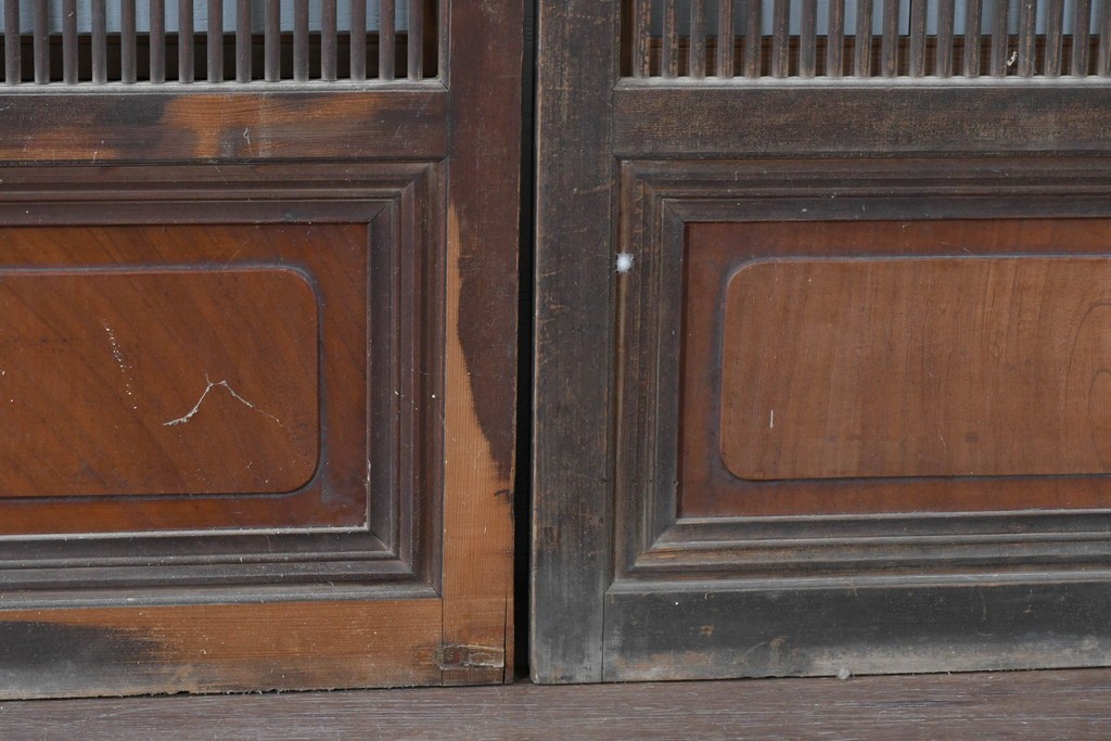 アンティーク建具　大正から昭和初期　腰板欅(ケヤキ)材　上手物!!　丸みのある縦桟のやわらかな表情が魅力の裏障子付き格子戸4枚セット　(R-086770)