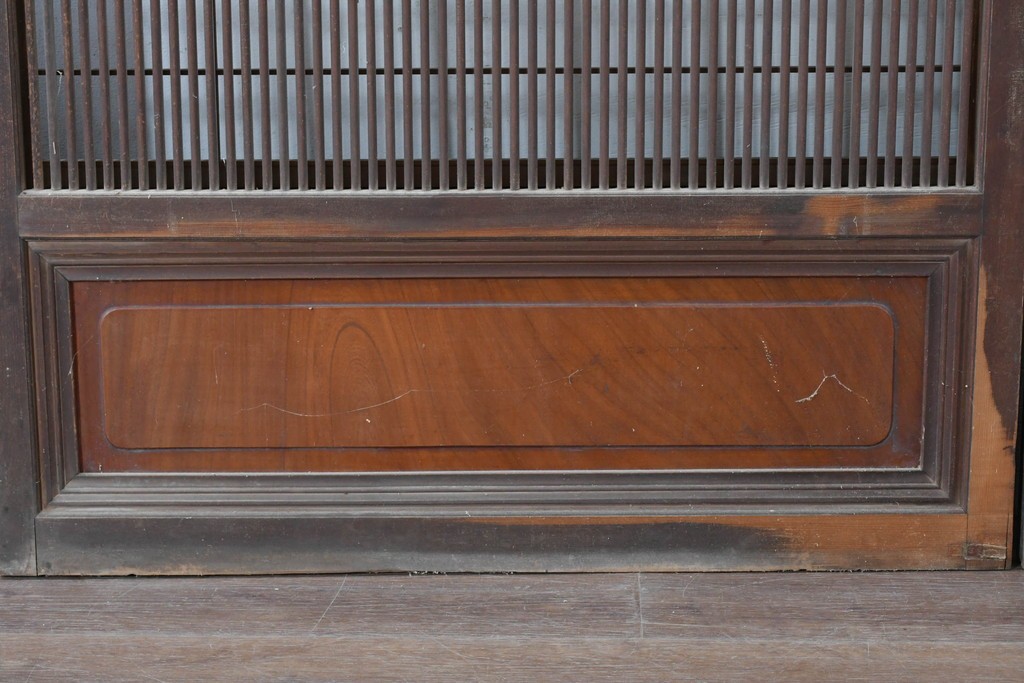 アンティーク建具　大正から昭和初期　腰板欅(ケヤキ)材　上手物!!　丸みのある縦桟のやわらかな表情が魅力の裏障子付き格子戸4枚セット　(R-086770)