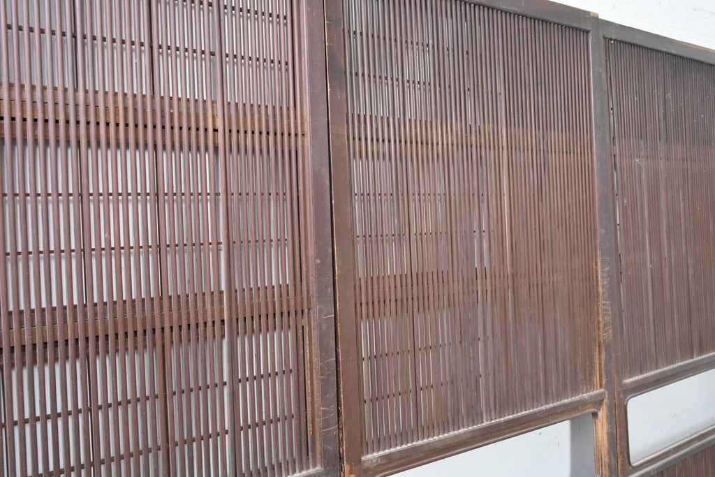 アンティーク建具　大正から昭和初期　腰板欅(ケヤキ)材　上手物!!　丸みのある縦桟のやわらかな表情が魅力の裏障子付き格子戸4枚セット　(R-086770)