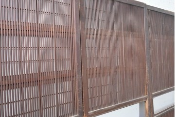 アンティーク建具　大正から昭和初期　腰板欅(ケヤキ)材　上手物!!　丸みのある縦桟のやわらかな表情が魅力の裏障子付き格子戸4枚セット　(R-086770)