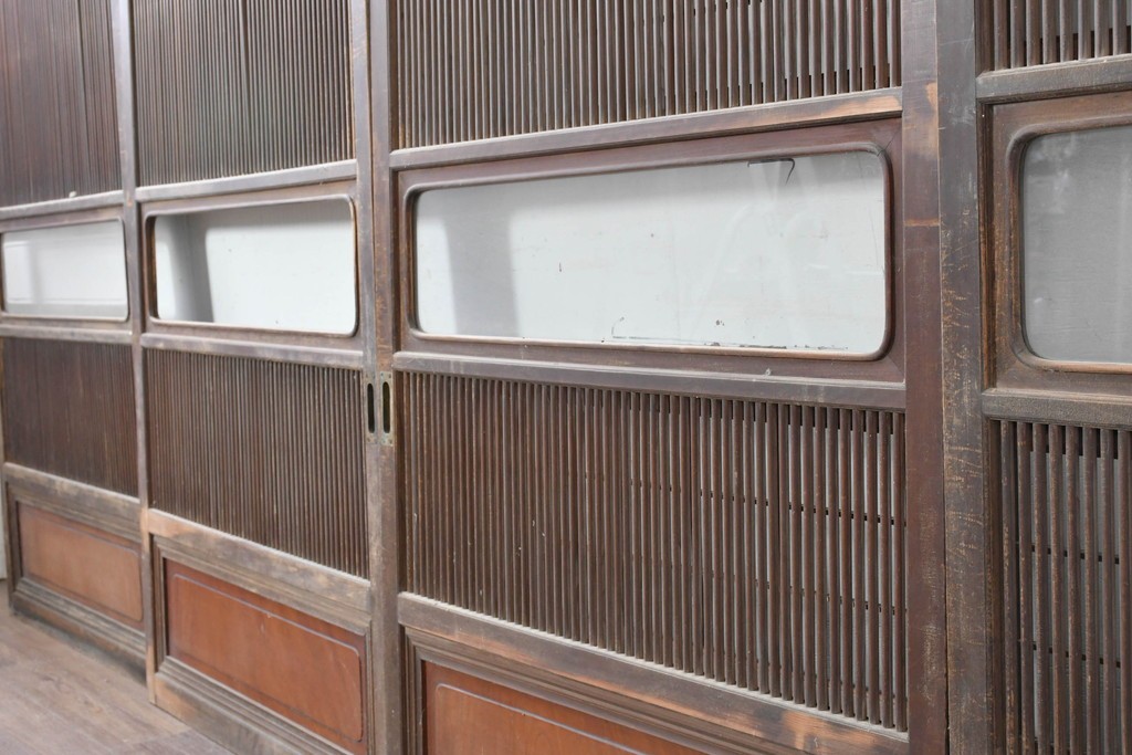 アンティーク建具　大正から昭和初期　腰板欅(ケヤキ)材　上手物!!　丸みのある縦桟のやわらかな表情が魅力の裏障子付き格子戸4枚セット　(R-086770)