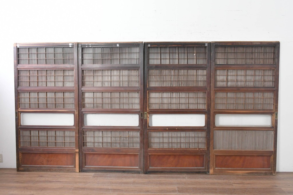 アンティーク建具　大正から昭和初期　腰板欅(ケヤキ)材　上手物!!　丸みのある縦桟のやわらかな表情が魅力の裏障子付き格子戸4枚セット　(R-086770)