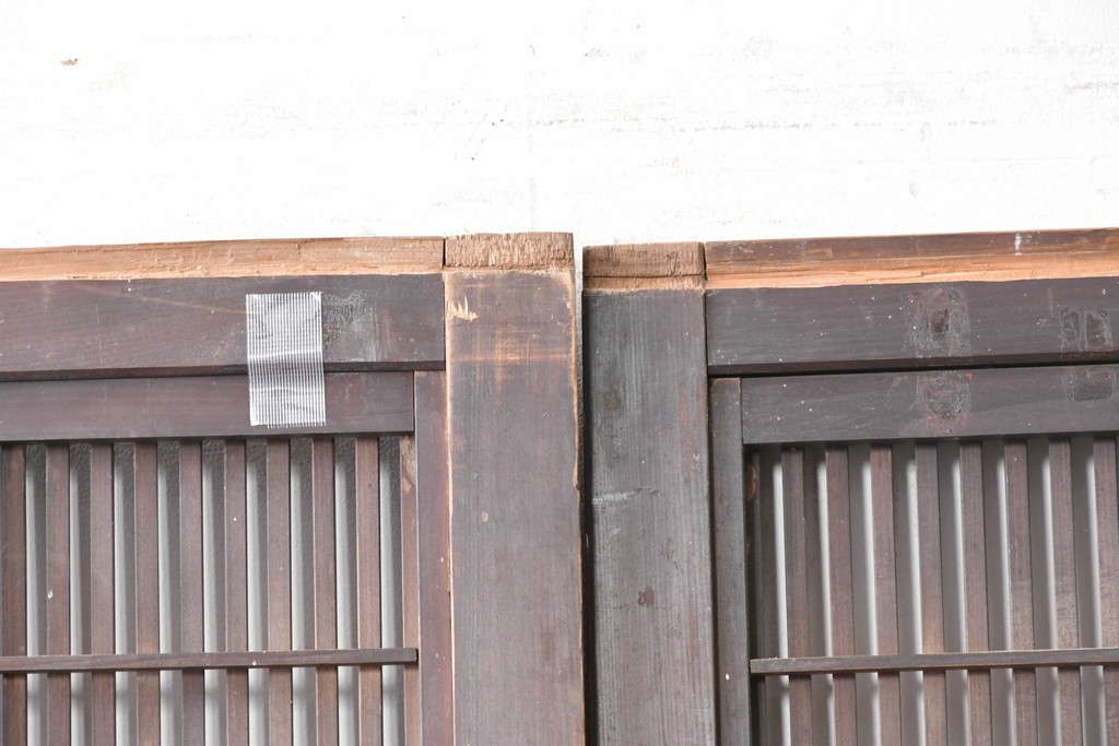 アンティーク建具　大正から昭和初期　腰板欅(ケヤキ)材　上手物!!　丸みのある縦桟のやわらかな表情が魅力の裏障子付き格子戸4枚セット　(R-086770)