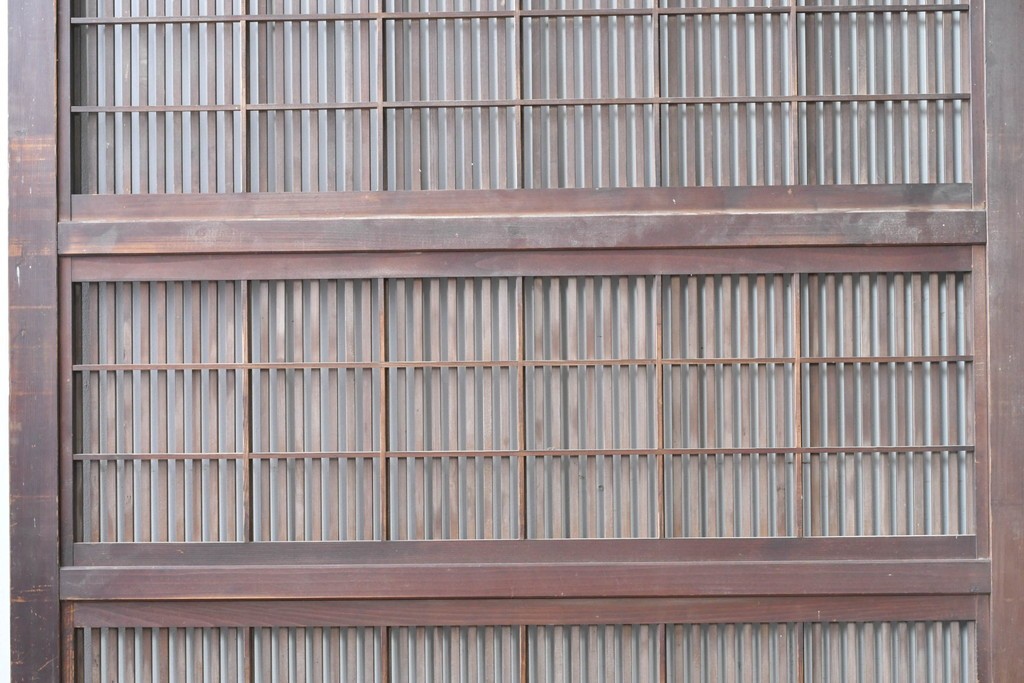 アンティーク建具　大正から昭和初期　腰板欅(ケヤキ)材　上手物!!　丸みのある縦桟のやわらかな表情が魅力の裏障子付き格子戸4枚セット　(R-086770)