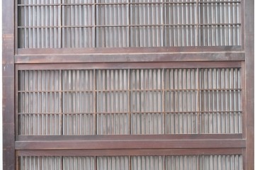 アンティーク建具　大正から昭和初期　腰板欅(ケヤキ)材　上手物!!　丸みのある縦桟のやわらかな表情が魅力の裏障子付き格子戸4枚セット　(R-086770)