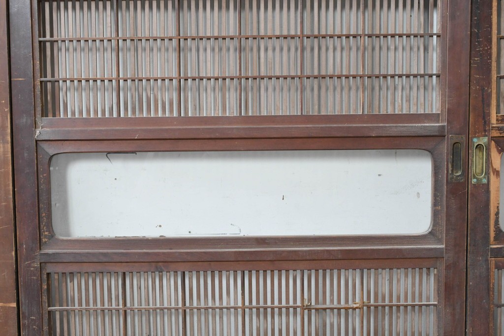 アンティーク建具　大正から昭和初期　腰板欅(ケヤキ)材　上手物!!　丸みのある縦桟のやわらかな表情が魅力の裏障子付き格子戸4枚セット　(R-086770)