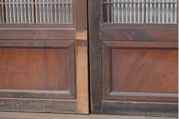 アンティーク建具　大正から昭和初期　腰板欅(ケヤキ)材　上手物!!　丸みのある縦桟のやわらかな表情が魅力の裏障子付き格子戸4枚セット　(R-086770)