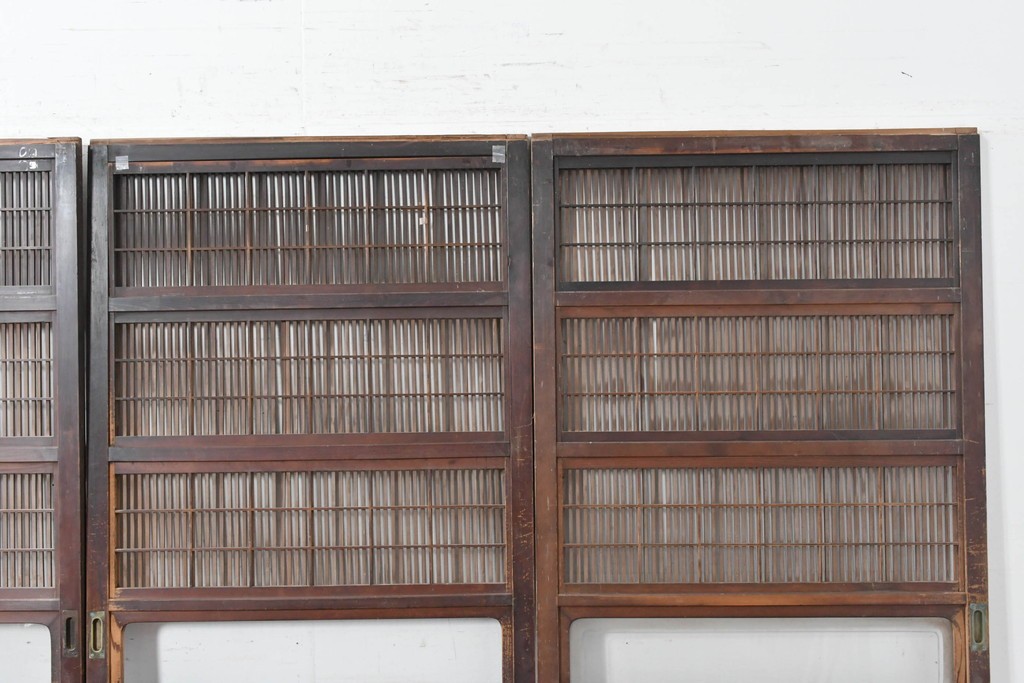 アンティーク建具　大正から昭和初期　腰板欅(ケヤキ)材　上手物!!　丸みのある縦桟のやわらかな表情が魅力の裏障子付き格子戸4枚セット　(R-086770)