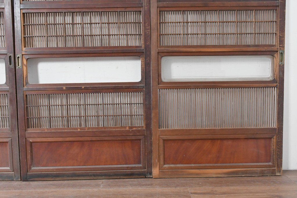 アンティーク建具　大正から昭和初期　腰板欅(ケヤキ)材　上手物!!　丸みのある縦桟のやわらかな表情が魅力の裏障子付き格子戸4枚セット　(R-086770)