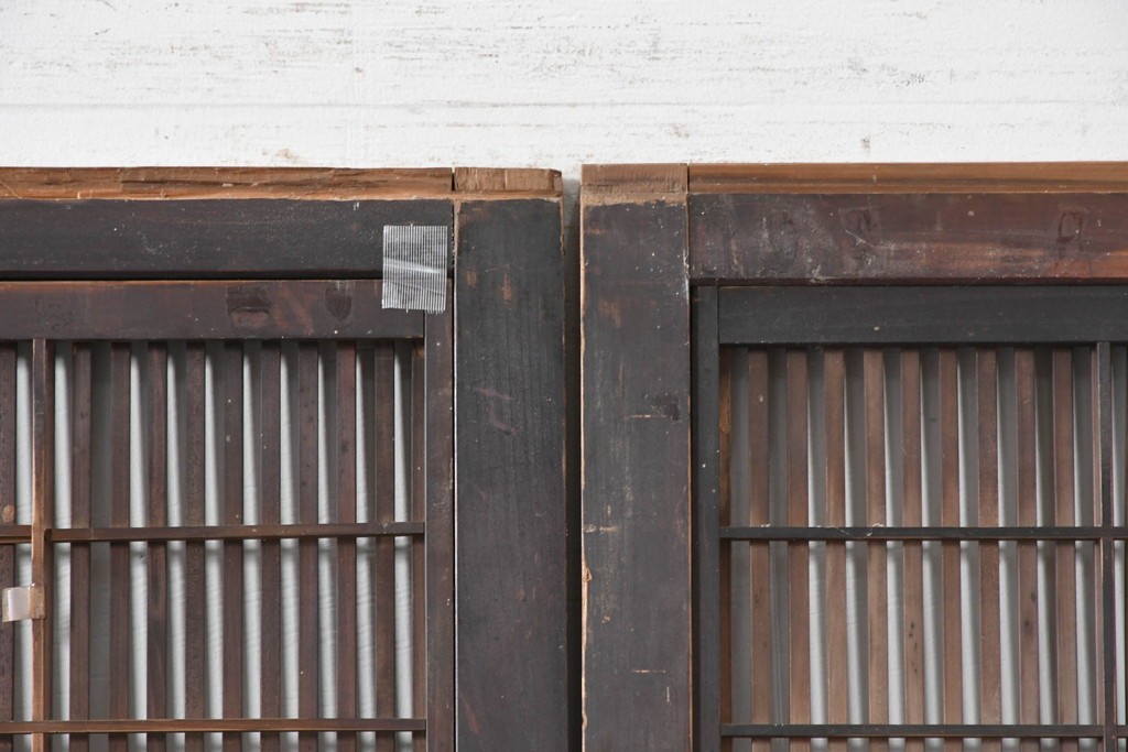 アンティーク建具　大正から昭和初期　腰板欅(ケヤキ)材　上手物!!　丸みのある縦桟のやわらかな表情が魅力の裏障子付き格子戸4枚セット　(R-086770)