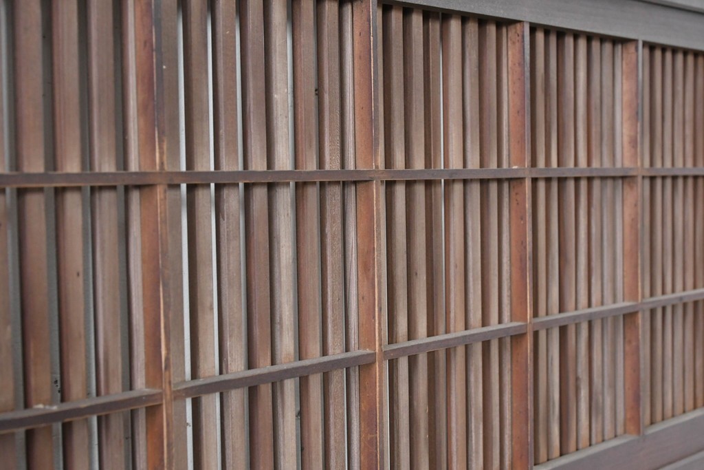 アンティーク建具　大正から昭和初期　腰板欅(ケヤキ)材　上手物!!　丸みのある縦桟のやわらかな表情が魅力の裏障子付き格子戸4枚セット　(R-086770)