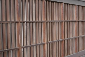 アンティーク建具　大正から昭和初期　腰板欅(ケヤキ)材　上手物!!　丸みのある縦桟のやわらかな表情が魅力の裏障子付き格子戸4枚セット　(R-086770)