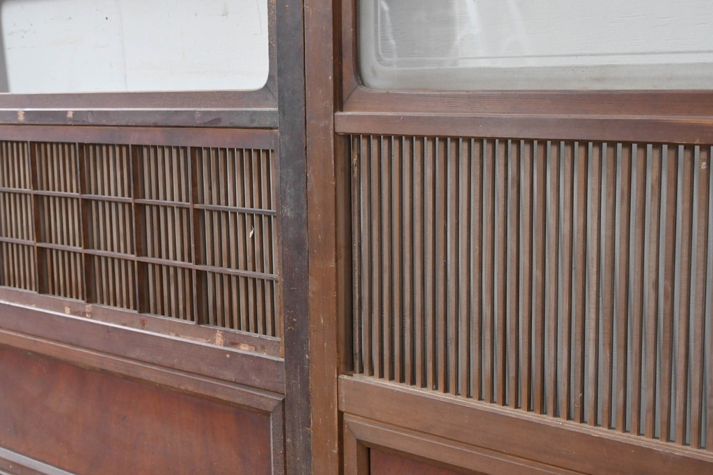 アンティーク建具　大正から昭和初期　腰板欅(ケヤキ)材　上手物!!　丸みのある縦桟のやわらかな表情が魅力の裏障子付き格子戸4枚セット　(R-086770)