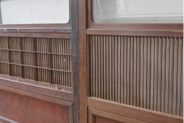 アンティーク建具　大正から昭和初期　腰板欅(ケヤキ)材　上手物!!　丸みのある縦桟のやわらかな表情が魅力の裏障子付き格子戸4枚セット　(R-086770)