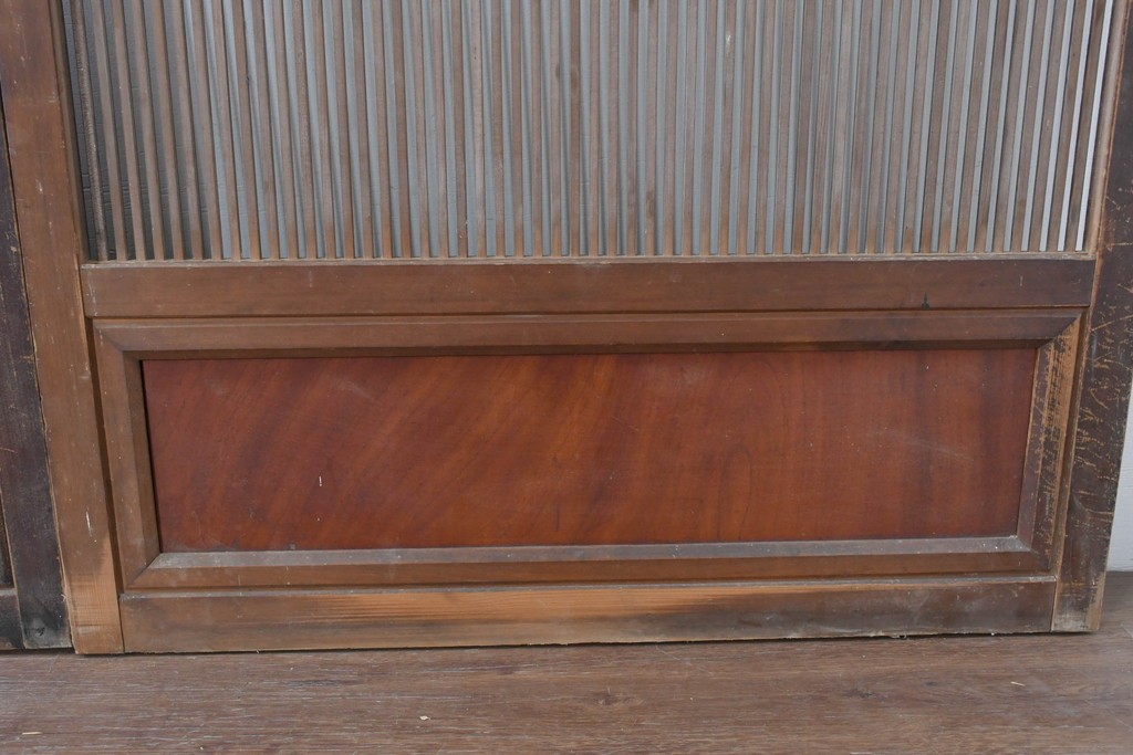 アンティーク建具　大正から昭和初期　腰板欅(ケヤキ)材　上手物!!　丸みのある縦桟のやわらかな表情が魅力の裏障子付き格子戸4枚セット　(R-086770)