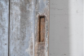 アンティーク建具　昭和初期　シャビーなペンキ仕上げの背の高い引き戸1枚　(R-086773)