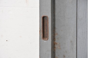 アンティーク建具　昭和初期　シャビーなペンキ仕上げの背の高い引き戸1枚　(R-086774)