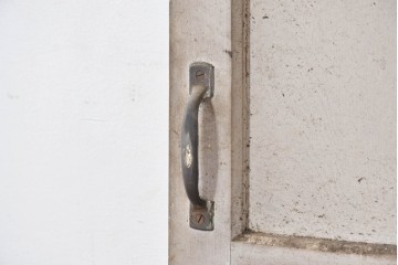 ヴィンテージ建具　昭和中期　シャビーなペンキ仕上げのガラス入りドア1枚　(R-086775)