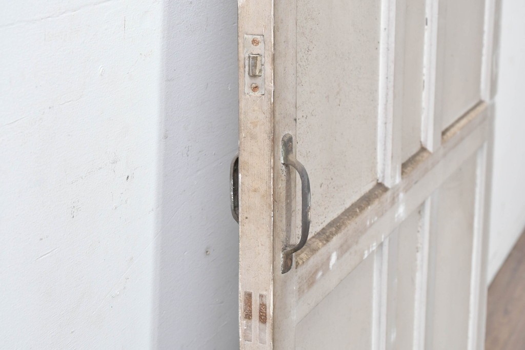 ヴィンテージ建具　昭和中期　シャビーなペンキ仕上げのガラス入りドア1枚　(R-086775)