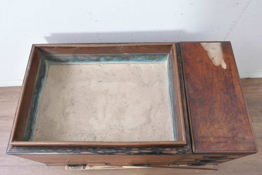 和製アンティーク　大正～昭和初期　総欅(ケヤキ)材　縁(黒柿材)　重厚な木味が魅力の長火鉢　(R-086778)