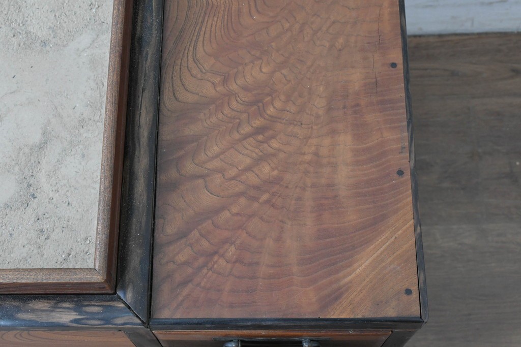 和製アンティーク　大正～昭和初期　総欅(ケヤキ)材　縁(黒柿材)　重厚な木味が魅力の長火鉢　(R-086778)