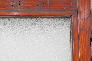 アンティーク建具　大正から昭和初期　レトロなガラス窓と味わい深い木目が目を引く細身のドア1枚　(R-086779)