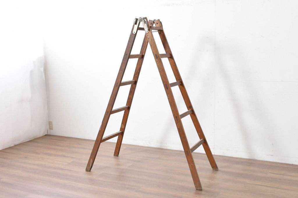 和製アンティーク　樫(カシ)材　レトロな雰囲気の木製脚立　(R-086781)