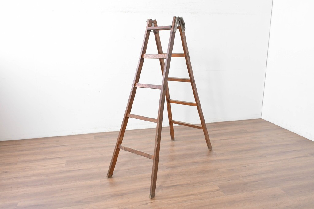 和製アンティーク　樫(カシ)材　レトロな雰囲気の木製脚立　(R-086781)