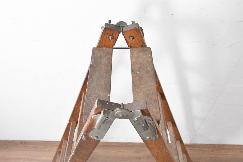 和製アンティーク　樫(カシ)材　レトロな雰囲気の木製脚立　(R-086781)